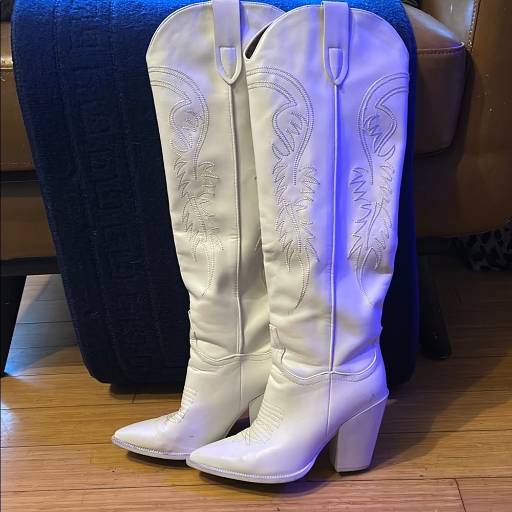 White Heeled Boots with Chunky Heel and Decorative Stitching